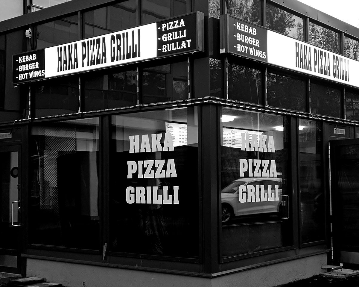 Haka Pizza Grillin liiketila Lempääläntie 39:ssä Valkeakoskella, valaistut kyltit ja ikkunateippaukset.